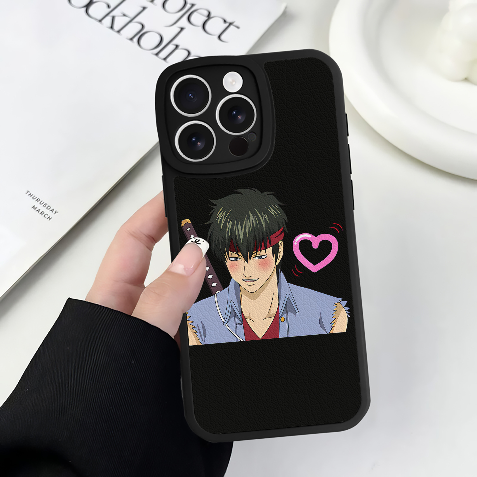 （画像用） ぎんたま 坂田銀時（さかたぎんとき） 神楽 志村新八（しむら しんぱち） GINTAMA Sakata Gintoki Kagura Shimura Shinpachi 【iPhone 16シリーズ対応】シリコンスマホケース（レザー調） 材質：シリコン